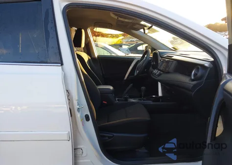 2016 Toyota Rav4 Le z USA, uszkodzony, nr VIN JTMBFREV6GJ096849